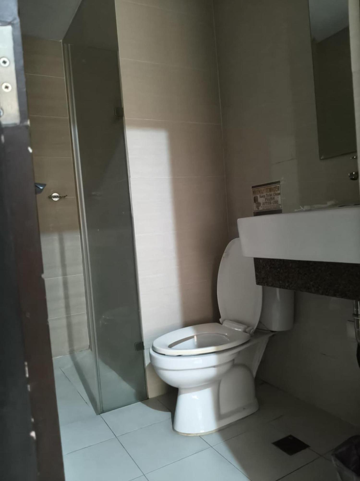 Henry'S Newport Condotel Pasay Buitenkant foto