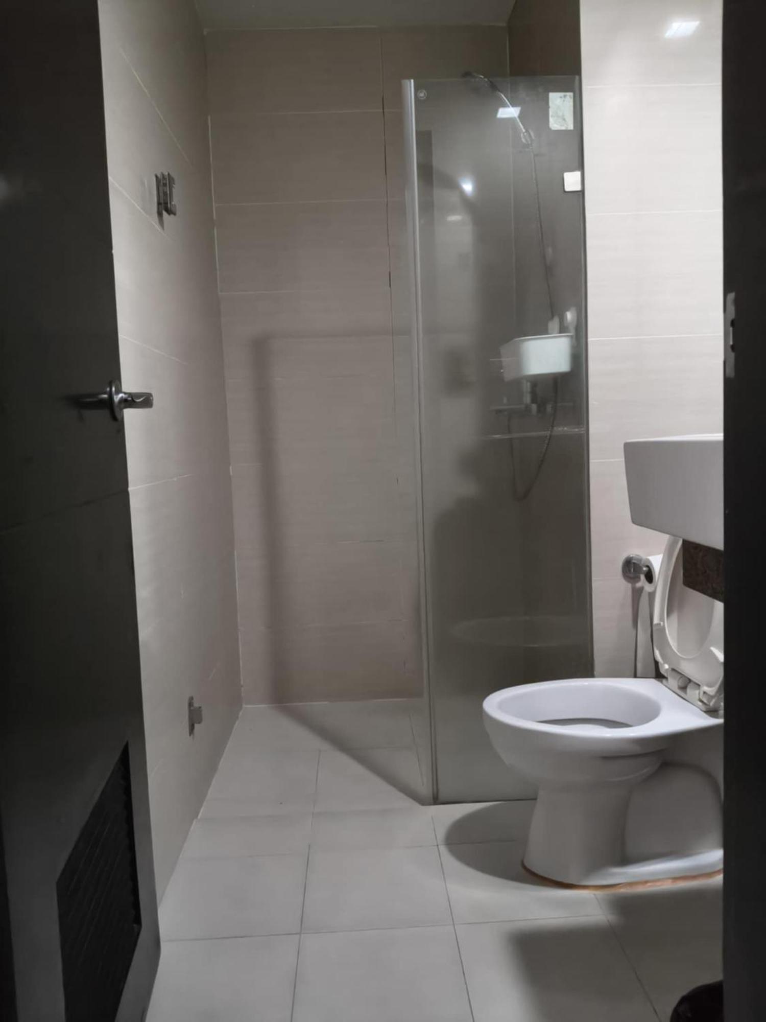 Henry'S Newport Condotel Pasay Buitenkant foto